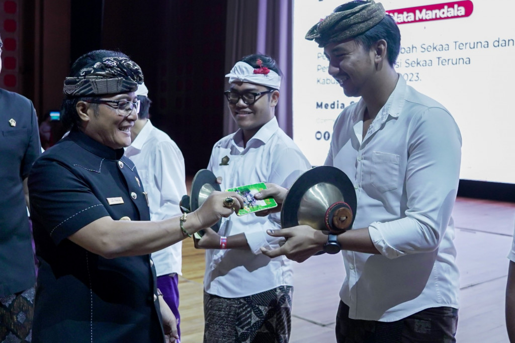 Serahkan Dana Kreatifitas Ogoh-Ogoh 15 Juta Untuk Setiap Sekaa Teruna